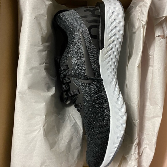 NEW Black & Dark Gray Epic React Flyknit Sneaker - Picture 6 of 8